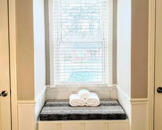 Comfortable home close to everything w/private deck/yard, well equipped kitchen. - Nashville - Servicio de la habitación