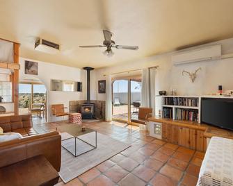 Mesa View Homestead - Cozy, 360 Views & Tranquility! home - Pioneertown - Living room