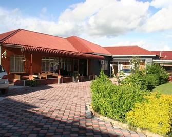 Honeybed Lodge, Available! Safe and secure! Quiet! Informative and reliable! - Lusaka - Edificio