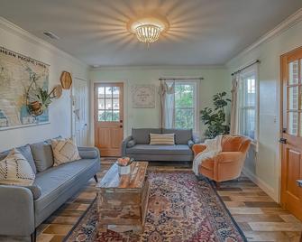 Urban Nest Cottage - Book Now! - Beaufort - Living room
