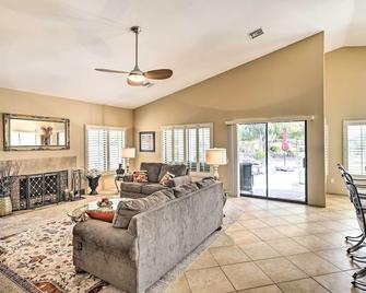 Lovely Laughlin Oasis on Mojave Golf Course! - Laughlin - Living room