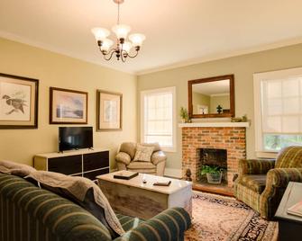 Foster Mound Cottage - Perfect for a Cozy Getaway with 2 Bedrooms and Pet-Friendly Amenities! - Natchez - Sala de estar