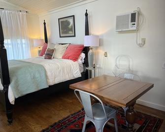 Quaint, Cozy Cottage in Historic Downtown - Smithville - Bedroom