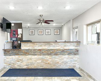 Super 7 Motel - Coralville - Front desk