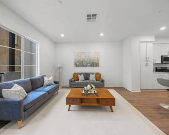 Chic 3B3.5B townhouse in La Puente - La Puente - Living room