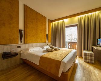 Hotel Comtes De Challant Albergo Etico Valle d'Aosta - Champoluc - Bedroom
