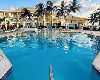 Seaside Dream! 3 Modern Rooms w/ 1 Queen Bed, Stunning Island View, Onsite Pool - West Bay - Piscina