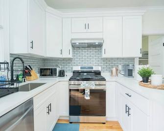 14a-Elegant, newly renovated apartment in Boston - Boston - Kitchen
