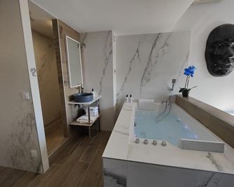 Suites Jm - Les Pins Marines - Jacuzzi & Vue Mer - Bandol - Salle de bain