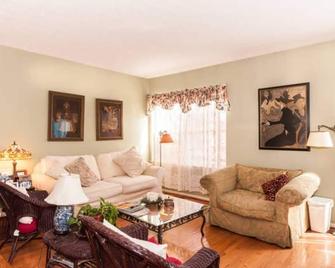 Cozy comfortable townhome- your home away from home! - Fairfax - Living room