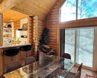 Large Off-Grid Luxury Cabin- creek land & views - McCammon - Comedor