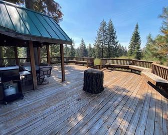 Hot Tub! Quiet Comfy Cabin at Hyatt Lake 44 - Ashland - Balcony