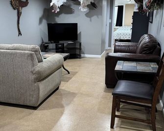 4-bedroom home in Hutchinson with beautiful yard and patio. Pet friendly! Enjoy! - Hutchinson - Вітальня