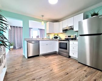 Two waterfront homes with endless adventure, hottub, kayaks, two jonboats, fishing, and three miles to beach - Cape Carteret - Cocina