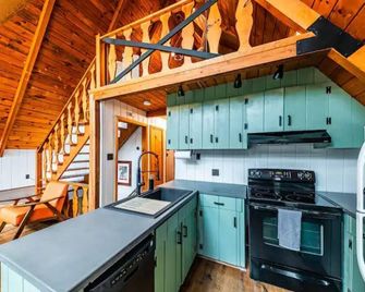 Nine Sides Lodge- Cozy A-Frame makes base camp for ADK Adventures - Jay - Cuisine