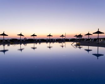 Rvhotels Sea Club Menorca - סיוטדליה דה מנורקה - בריכה