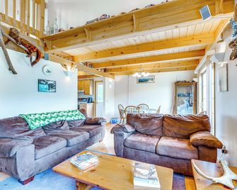 5 Mi to Jay Peak Resort: Cabin w/ Pond Access! - Jay - Living room