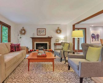 Salt Run Retreat| Trails, Decks, & Screened Porch - Granville - Wohnzimmer