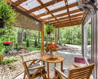 Hidden Treasure Tiny Harvest House Forest Getaway 30 Min. West of Fort Worth - Weatherford - Patio