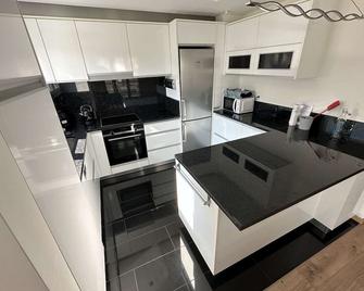 Gruyère Alpes Appartement 3 Chambres Bbq Parking - Haut-Intyamon - Cocina