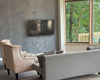 Lakehouse with water access - Monticello - Huiskamer