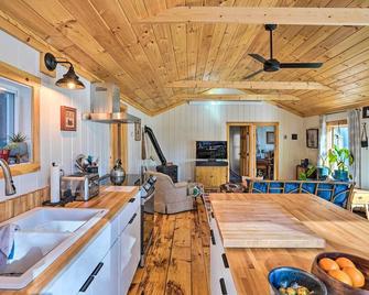 Hiking Trails On-Site Cozy Falls Brook Cabin - Brattleboro - Dining room