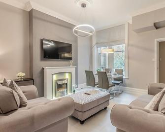 Beach Town - Bournemouth - Living room