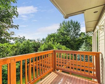 Bodur's Rustling Leaves, with BBQ, Fresh Air & Privacy - Renton - Balcony