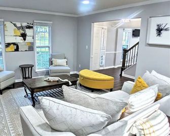 The Red Magnolia, Refreshing, Cozy, Game Room, Historic Roswell! - Roswell - Living room