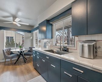 Perfect Central Location W/Mtn Views, Huge Fenced Yard, King Beds, Bbq, & Games! - Midvale - Кухня