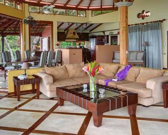 Ocean Front! First line, hear the waves below - Dominical - Living room