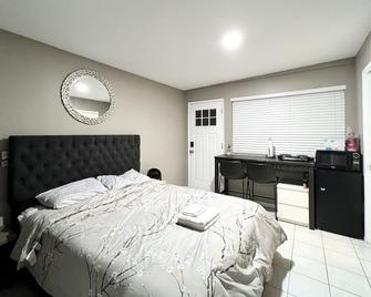 Modern 1 Bedroom Home W/ Sauna & Shower-Jets - Carson - Bedroom