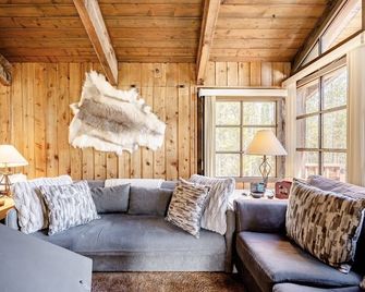 Cozy Mountain Hideaway in Breckenridge. A Charming, Rustic Cabin Retreat - Breckenridge - Living room
