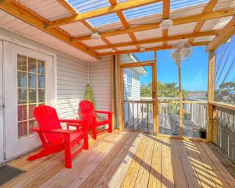 Big Canal-front house, Sleeps 8, kayaks, canoes, game room and boat dock. - Crawfordville - Balcón