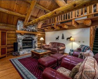 Charming 3-bedroom Log Cabin by the lake - Fish Creek - Вітальня
