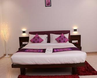 Hotel Cvr Grand - Nanded - Bedroom