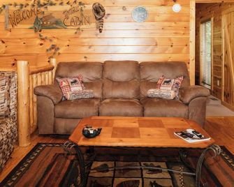 Mountain Seclusion - Sevierville - Living room