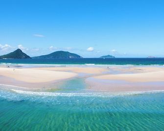 Coastal Hideaway - Water Views and Walk To The Beach - Corlette - Playa