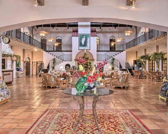 Port of the Islands Resort - נייפלס - לובי