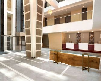 Ramada by Wyndham Constanta - קונסטנטה - לובי