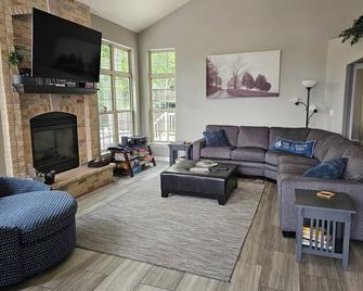 Wisconsin lake living does not get any better than this! - Elkhorn - Вітальня