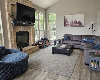 Experience the best of Wisconsin lake living! - Elkhorn - Obývací pokoj