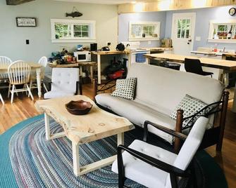 Relaxing Lakefront Getaway!!! - Dexter - Living room