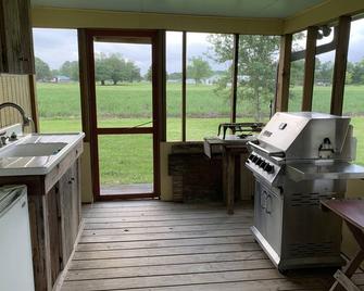 \'My Playhouse\' Enjoy the country views from the wrap around screened porch - Breaux Bridge - Kitchen