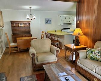 Meadowlark Motel - Maggie Valley - Living room