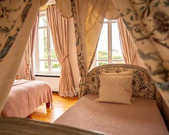 Chambre D'Hôtes Château De Lussac - Lussac - Habitación