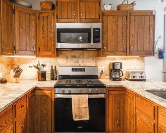 Spacious 4-bedroom vacation home steps to Keuka Lake - Branchport - Cocina