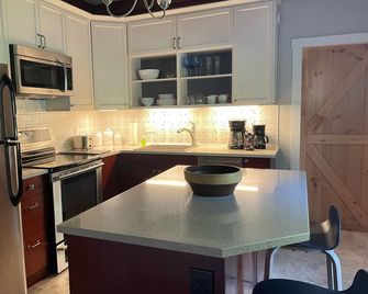 This spacious family getaway is very private on one acre of land. - Loveland - Kitchen