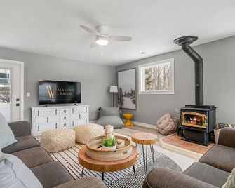 Sunnyside Cove | Lakeside | Fireplace | Fire Pit - Rimbey - Living room