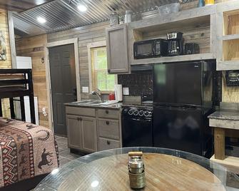 Secluded Ozarks Bunk House Cabin at Old Desperado Ranch - Eminence - Kitchen